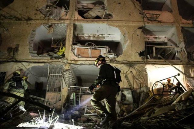 Tên lửa Iran xuyên thủng lưới phòng thủ đánh trúng khu hạt nhân Israel